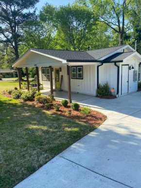 Cozy 2-bedroom Farmhouse with parking on premise